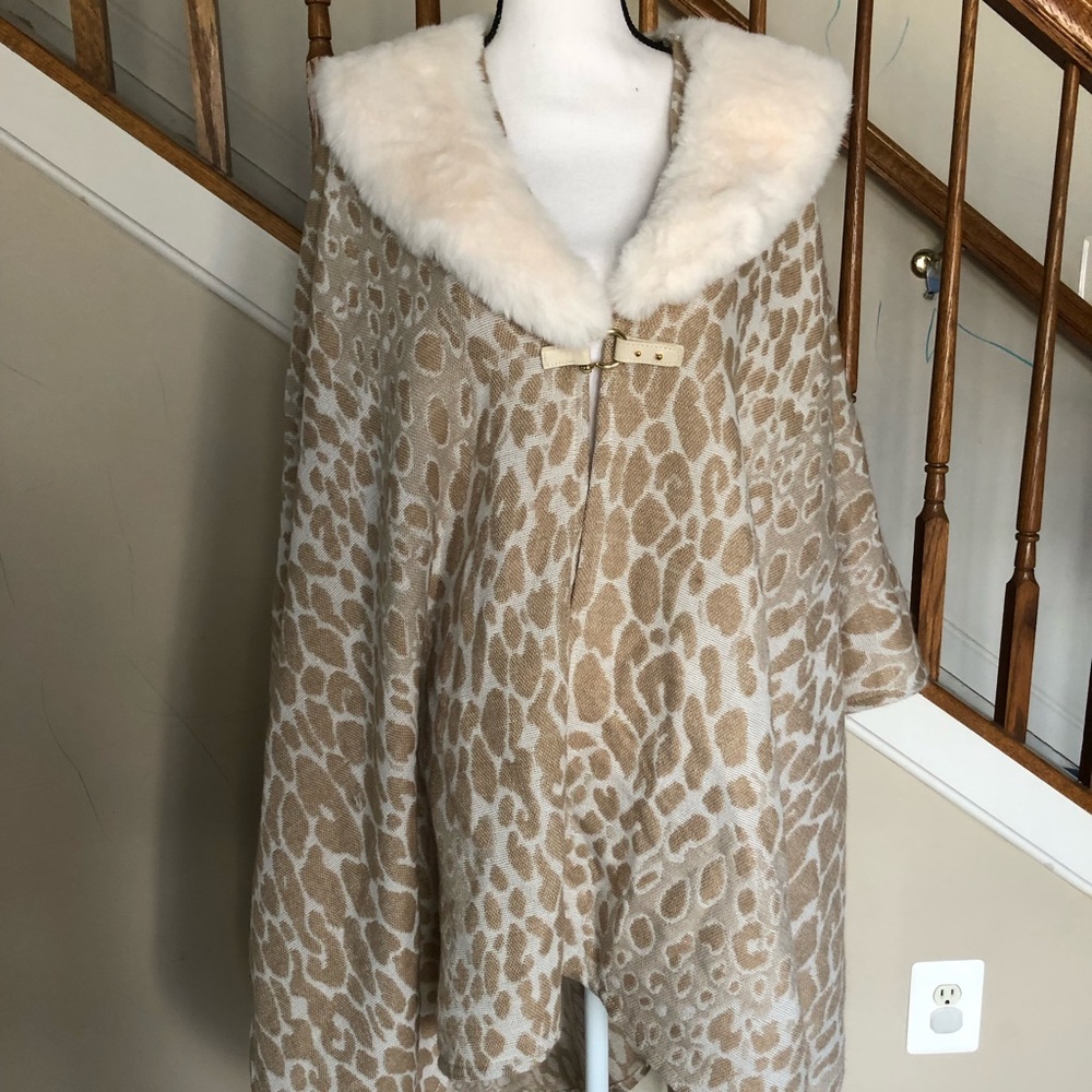 Poncho - Picture 2 of 8